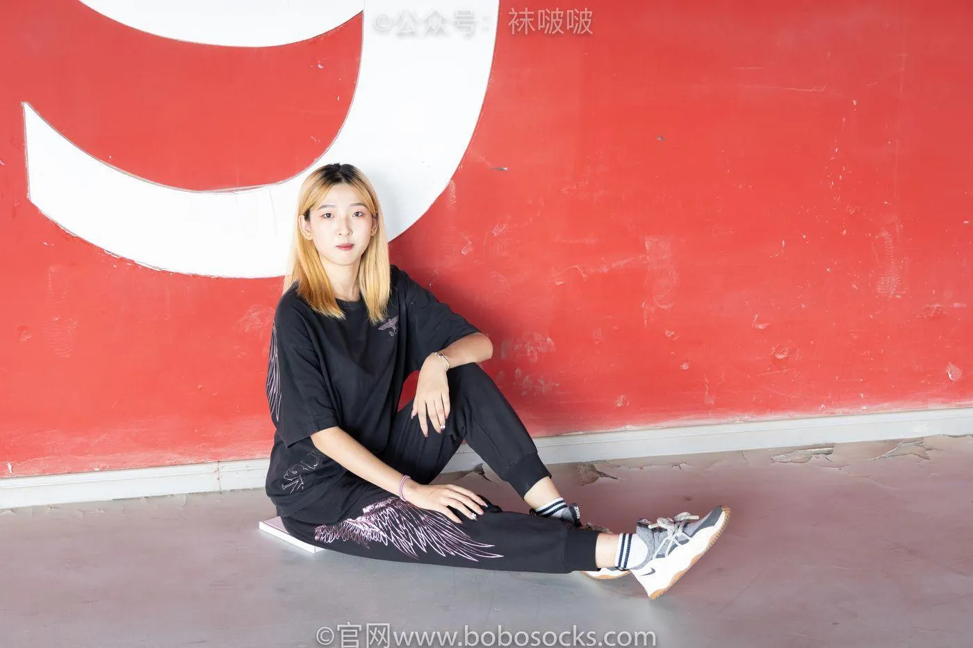 [BoBoSocks袜啵啵]NO.018 木木-运动鞋、白棉袜、裸足 [136P]插图4
